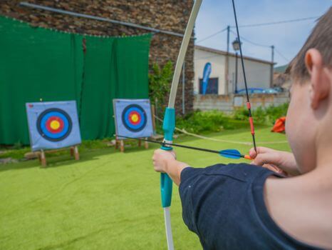 niño practicando tiro con arco