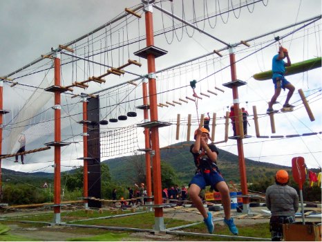 niños en el parque de aventuras, tirolinas y escalada en Lozoya