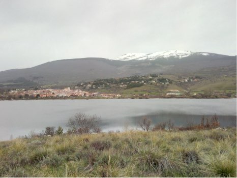 vistas del embalse de Pinilla y el pueblo de Lozoya en la Sierra Norte de Madrid